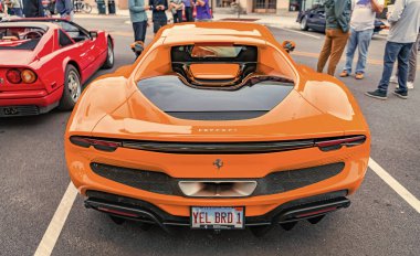 Chicago, Illinois - 29 Eylül 2024: Ferrari 296 GTS veya GTB turuncu rengi. Ferrari 296 GTS ya da GTB caddeye park etmiş. Arkadan bak. Lüks Ferrari 296 GTS veya Chicago 'da GTB