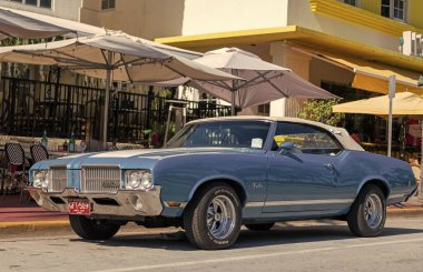 Miami, Florida, ABD - 06 Aralık 2024: Oldsmobile Cutlass Supreme 442 retro car. Oldsmobile Cutlass Supreme 'in eski arabası. Araba Oldsmobile Cutlass dışarı park etmiş. Oldsmobile Cutlass, köşe görünümü.