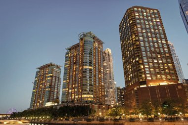 Şehir merkezindeki gökdelen. Şehir merkezi mimarisi. İş bölgesindeki ofis binası. Modern cam bina. Chicago şehri. Gökdelen mimarisi. Camdan iş gökdeleniName.