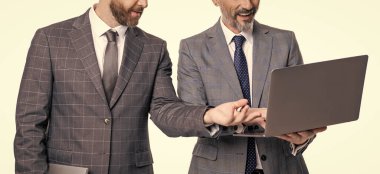 Programcı işadamı, beyaz üzerinde izole edilmiş çevik iş için çevrimiçi bilgisayar kullanıyor.