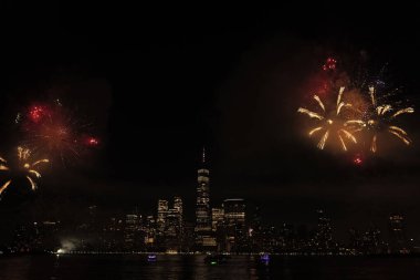 New York Manhattan havai fişekleri arifesinde. Manhattan 'da havai fişekler. New York 4 Temmuz Havai fişekleri. Flashing Fireworks ile New York City Skyline Manhattan. Bağımsızlık Günü