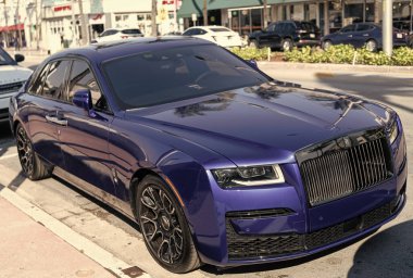 Miami, Florida, ABD - 21 Kasım 2024 Rolls Royce Hayalet 2024. Lüks araba Rolls Royce Hayalet modeli. Araba Rolls Royce dışarı park etmiş. Rolls Royce mavi renk, köşe görünümü.