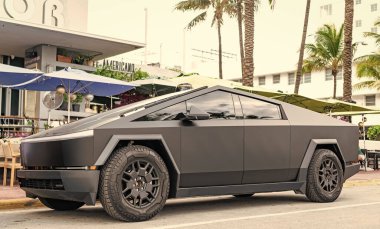 Miami, Florida, ABD - 06 Aralık 2024 Tesla Cybertruck elektrikli kamyonet vagonu. Tesla Cybertruck 'ın siyah elektrikli arabası. Tesla Cybertruck 'ın arabası dışarıda park edilmiş. Tesla Cybertruck, yan görüş.