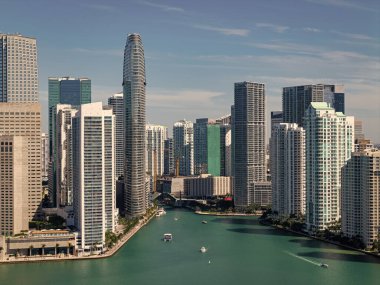 Modern şehir binası ve gökdelen. Şehir merkezinin silüeti. Miami 'nin hava manzarası. Miami şehir merkezindeki Brickell Key 'deki modern gökdelenin havadan görünüşü. Miami 'nin silüeti. Brickell Şehir Merkezi.