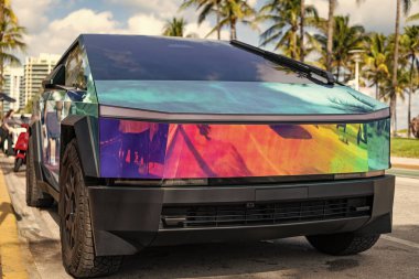Miami, Florida, ABD - 08 Aralık 2024: Tesla Cybertruck 'ın elektrikli arabası. Tesla Cybertruck 'ın arabası dışarıda park edilmiş. Tesla Cybertruck, ön manzara. 2024 Tesla Cybertruck elektrikli kamyonet, araba akordu.