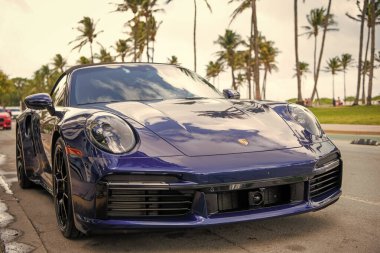 Miami, Florida, ABD - 15 Aralık 2024: Mavi Porsche 992 üstü açık spor araba. Üstü açık Porsche 992 model lüks spor araba. Porsche 992 'nin arabası dışarıda park edilmiş. Porsche 992, ön manzara..