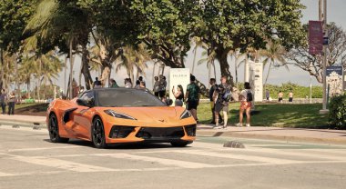 Miami, Florida, ABD - 20 Aralık 2024 Chevrolet Corvette 'in spor arabası. Chevy Corvette 'in açık hava turuncu arabası. Chevrolet Corvette, yan görüş. Chevrolet Corvette C8 Chevy spor araba.