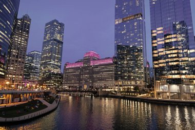 Chicago gökdelen binasının gece manzarası. Chicago gökdelenin mimarisi. Şehir gecesi aydınlatılmış bina. Gökdelen şehir manzarası. Chicago 'nun gece şehri. İş şehri.