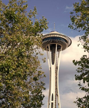 Seattle, Washington, ABD - 26 Temmuz 2024: Modern Seattle mimari simgesi. Uzay iğnesinin mimarisi. Seattle ve Space Needle kulesi. Gökyüzü kadar yüksek mimari simgesi. Seattle dönüm noktası.