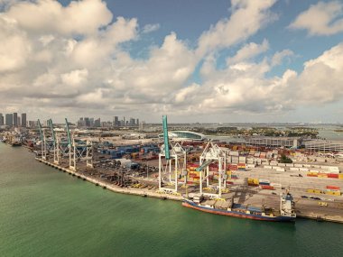 Miami, Florida - 12 Şubat 2025 Miami 'de kargo konteynırı. Nakliye konteynırı, denizcilik. Kargo konteynırlı Miami hava limanı. Deniz taşımacılığı. Miami Limanı. Ticari port.