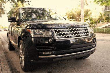Miami, Florida, ABD - 08 Aralık 2024 Land Rover Range Rover 'ın lüks SUV arabası. Land Rover 'ın arabası dışarıda park edilmiş. Range Rover SUV 2016 siyah renk, köşe görünümü.
