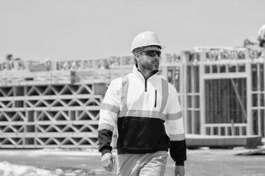 İnşaatta sanayi işçisi. İnşaat mühendisi inşaat alanında. Denetmen mühendis. İnşaat alanında çalışan bir işçi. İnşaat müdürü. İnşaatçı adam işi inceliyor. Sıkı şapkalı bir işçi.