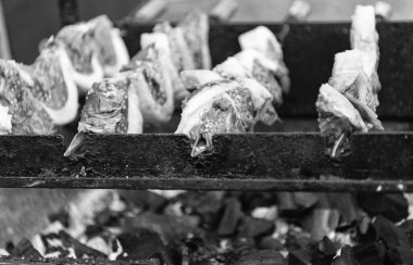 Sokak yemeği. Tuzlu ızgara biftek. Izgara Picanha. Brezilya barbeküsü. Aile barbeküsü. Picanha barbeküsü kızgın kömürlerin üstünde kızartılıyor. Mangalda sığır eti. Biftek lokantasında biftek..