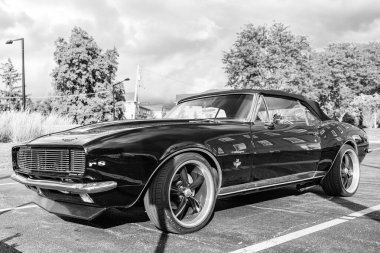 Park Ridge, Illinois, ABD - 18 Ağustos 2024: Chevy Camaro. Otomobil fuarında park edilmiş siyah bir araba, köşe manzaralı. Chevrolet Camaro SS 1967 model araba. Chevrolet Camaro SS 'in siyah arabası.