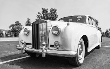 Chicago, Illinois, ABD - 08 Eylül 2024 Rolls Royce Silver Cloud III, köşe manzaralı araç. Retro klasik araba. Rolls Royce Gümüş Bulut arabası. Chicago 'da Rolls Royce Gümüş Bulut