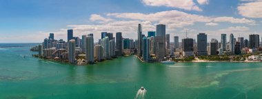 Brickell ufuk çizgisinin havadan görüntüsü. Brickell Miami 'nin panoramik şehir manzarası. Brickell 'in gökdelenleri. Brickell 'ların finans bölgesinin manzarası. Brickell, Miami Plajı 'nda. İkonik iş kuleleri