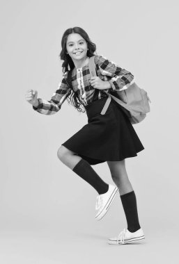 Üniversitede okuyorum. Öğrenci kız çantayla acele et. Okula dönelim. Bilgi toplama günü. Bilgi ve eğitim. Okul eğitimi. Acelesi olan bir öğrenci. Sarıda izole edilmiş genç mutlu kız. Sonbahar zamanı.