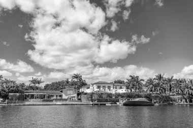 Rıhtımda bir ev. Rıhtım manzaralı bir ev. Yazın tatil binası. Lüks liman evi. Huzurlu deniz manzarası. Konut mimarisi ve yat. Modern bina.