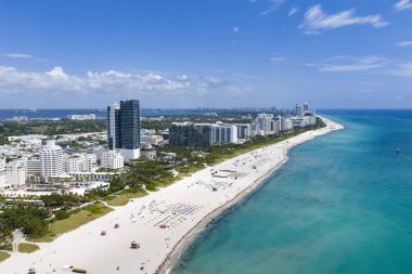 Miamis kumsalının insansız hava görüntüsü. Miami kıyı şeridi. Miami Sahili 'nin ve okyanus dalgalarının geniş bir drone görüntüsü. Miami sahili yukarıdan çekildi. Okyanusa bakan Miami İHA ile tatil beldeleri