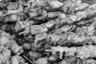 Izgara ızgara. Kızarmış tavuk kebabı. Lezzetli şiş kebap. Izgara barbekü. Mangalda pişen şiş et, şiş kebap. Şişte tavuk eti. Mangalda tavuk var. Sokak yemeği..