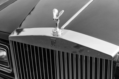 Chicago, Illinois, ABD - 08 Eylül 2024 Rolls Royce Silver Spirit aracı, köşe manzaralı. Retro klasik araba. Rolls Royce Silver Spur arabası. Rolls Royce Silver Spirit Chicago 'da