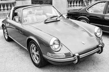 Chicago, Illinois - 29 Eylül, 2024: 1972 Porsche 911T Targa Coupe yolda. Chicago 'da yeşil metalik Porsche 911T Targa.