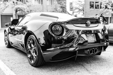 Chicago, Illinois - 29 Eylül 2024: 2015 Alfa Romeo 4C Coupe siyah rengi. P2015 Alfa Romeo 4C Coupe sokağa park etmiş. Köşeden bak. 2015 Alfa Romeo 4C Coupe Chicago 'da