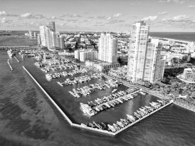 Özel rıhtım. Lüks yatı olan Güney Point Miami marinası. Yaz tatili. Lüks Güney Sahili marinası. Lüks bir yat. Miami güney sahili manzaralı. Yat kulübü. Marina Miami, Florida 'da.