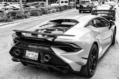 Miami Beach, Florida USA - 9 Haziran 2024 Lamborghini Huracan Tecnica Green Miami plajında. Lamborghini lüks bir İtalyan otomobil üreticisi.