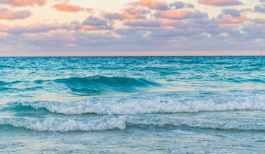 Deniz ufku manzarası. Yaz tatilinde bulutlu gökyüzü ve deniz manzarası. Deniz ufkuyla gökyüzü. Deniz doğarken sakin ufuk manzarası. Deniz manzarasında romantik yaz tatili gündoğumu. Uzak deniz ufku.