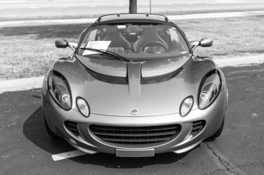 Chicago, Illinois, ABD - 08 Eylül 2024: 2005 Lotus Elise spor arabası, ön görüş. Gri metalik spor yara izi. Modern Lotus Elise arabası. Lotus Elise Chicago 'da