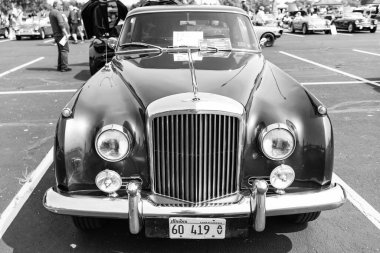 Chicago, Illinois, ABD - 08 Eylül 2024: Bentley S2 Continental retro araç, ön görüş. Retro araba. Klasik Bentley S2 Continental araba. Mavi Bentley S2 Continental Chicago 'da