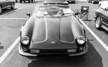 Chicago, Illinois, ABD - 08 Eylül 2024: TVR 3000 S serisi üstü açık spor araba, ön görüş. Retro spor araba. Üstü açık TVR 3000 S arabası. Chicago Otomobil Fuarında TVR S.