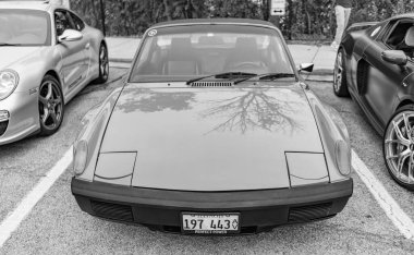 Chicago, Illinois - 29 Eylül 2024: klasik Porsche 9146 mavi renk. Vintage Porsche 9146 sokağa park edilmiş. Ön manzara. Retro Porsche 9146 Coupe Chicago 'da