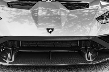 Chicago, Illinois - 29 Eylül 2024: 2021 Lamborghini Huracan STO. Metalik yeşil 2021 Lamborghini Huracan STO sokağa park etmiş. Lamborghini İtalyan lüks arabasıdır..