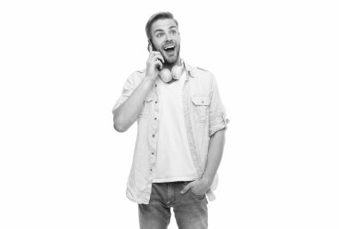 Cep telefonuyla konuşan bir adam. Telefon var. Mobil bağlantı. Kulaklıklı adam. Öğrenci yaşam tarzı. Modern iletişim. Telefonda konuşan adam beyazdan soyutlanmış. Millennial Man 'e telefon var. Merhaba..