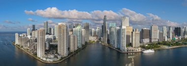 Miami 'nin gökyüzü manzarası. Brickell Miami 'nin Panorama şehri. Florida sahil şeridinin insansız hava aracı görüntüsü. Gökdelenleri olan Miami gökdelenleri. Yazın Miami 'nin hava manzarası