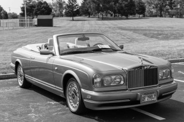 Chicago, Illinois, ABD - 08 Eylül 2024: 2001 Rolls-Royce Corniche aracı, ön görüş. Retro klasik araba. 2001 Rolls-Royce Corniche arabası. Chicago 'da 2001 Rolls-Royce Corniche