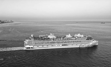 Miami, Florida, ABD - 23 Kasım 2024: Denizlerin ikonu. Gemi seyahati. Yolcu gemisi turu ve deniz seyahatinin havadan görüntüsü. Gemi Miami limanından ayrılıyor. Miami gün batımı turu. Kraliyet Karayip Gezileri.