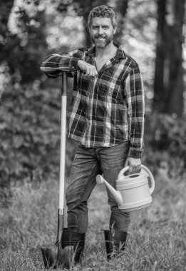 Bahar çiftçiliği. Ağaç dikiyorum. Bahçıvanlık ve tarım. Kürekli İspanyol bir çiftçi. Bahar çiftliğindeki çiftçi. İnsan kürekle ağaç diker. Bahçe aleti. Bitki ekme ve yetiştirme. Ekoloji kavramı.