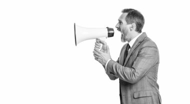 İş adamı bir sorun duyurdu. Dikkat, lütfen. Hoparlörlü bir iş adamı iş anonsu yapıyor. Yeni bir iş duyurusu. Beyazların izole edilmiş bir şekilde yöneticiye bağıran tatminsiz patron. reklam.