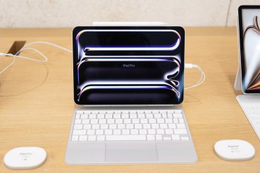 Miami, Florida, ABD - 01 Ekim 2025: Apple iPad Air ile Magic Keyboard ve Apple kalem. Apple MacBook Pro. Apple mağazası. iPad Air veya MacBook pro sunumu.