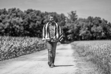 Amerika 'nın Bağımsızlık Günü. 4 Temmuz. Amerikan İşçi Bayramı. Amerikan bayrağı ve çiftçi adam. ABD bayrağı. Bağımsızlık Günü. Sahadaki adam. Tarlada Amerikan bayrağı taşıyan adam.