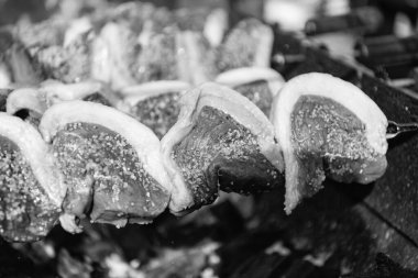 Sokak yemeği. Kızarmış biftek. Izgara Picanha. Geleneksel Brezilya barbeküsü. Aile barbeküsü. Picanha barbeküsü kızgın kömürlerin üstünde kızartılıyor. Mangalda sığır eti. Biftek lokantasında biftek..