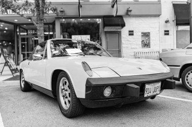 Chicago, Illinois - 29 Eylül 2024: klasik Porsche 9146 sarı renk. Sokağa park edilmiş klasik Porsche 914. Ön manzara. Retro Porsche 914 Coupe Chicago 'da