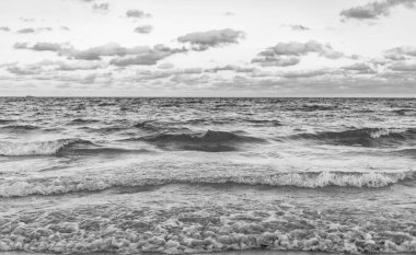 Deniz ufkuyla gökyüzü. Deniz doğarken sakin ufuk manzarası. Deniz manzarasında romantik yaz tatili gündoğumu. Deniz ufku manzarası. Yaz tatilinde bulutlu gökyüzü ve deniz manzarası. Deniz dalgaları.