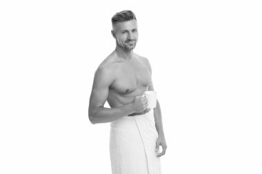 Gövdesi olan yakışıklı bir adamın sabah kahvesi. Duştan sonra üstsüz adam. Kaslı gövdeli olgun bir adam evde çay ya da kahve içerken beyaz tenli. Sabah rutini.