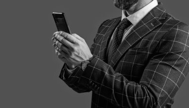 İş adamı sohbeti. İş adamı mesajlaşması ve mesajı. Sosyal ağ. Telefonu olan İspanyol bir iş adamı. Telefon kullanan bir iş adamı. Gri yolda insan telefonu görüşmesi izole edildi. Kırpılmış görünüm.