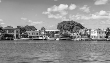 Yaz tatili. Lüks liman otel binası. Yaz tatili. Lüks konutlarda yat. Rıhtımda teknesi olan bir daire. Rıhtım manzaralı bir ev. Seyahat hedefi.