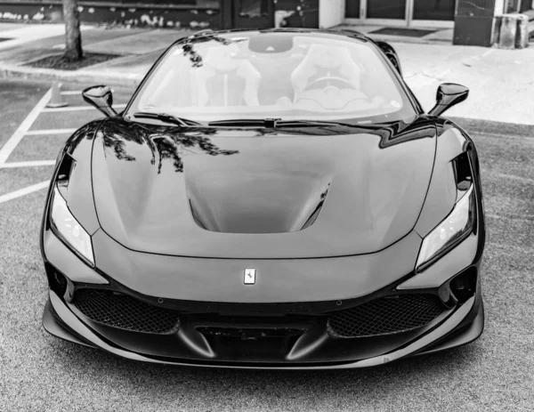 Chicago, Illinois - 29 Eylül 2024: Ferrari F8 Spider veya Tributo siyah rengi. Ferrari F8 Spider ya da Haraççı sokağa park etmiş. Ön manzara. Lüks Ferrari F8 Örümcek ya da Chicago 'daki haraç